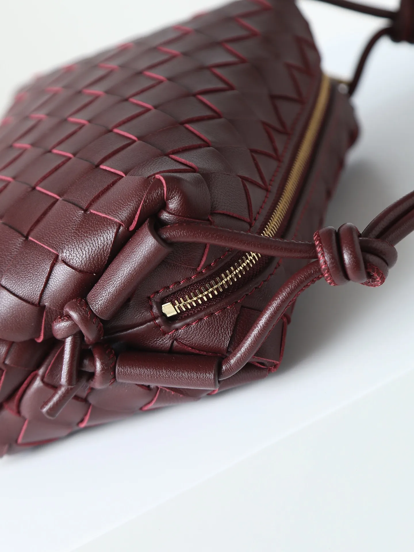 Batch 1300. 𝗕𝗼𝘁𝘁𝗲𝗴𝗮 𝗩𝗲𝗻𝗲𝘁𝗮———— The latest version of the loop camera bag💥 at the BV King of Cost-Effectiveness counter, large woven texture➕As always, ultra-high-quality lambskin, with zippers and adjustable drawstrings, it is especially suitable for the belly💫It can fit anything, and it is very light in weight. It is suitable for girls of all ages. Size: 17*10*6 Style number: 680254
